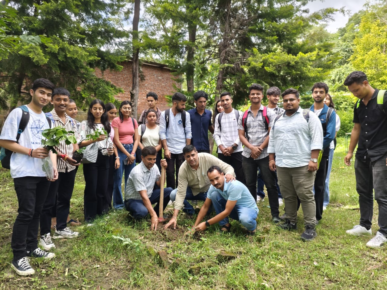 सीयू परिसर में पौधा रोपते हुए। सीयू परिसर में पौधा रोपते हुए।