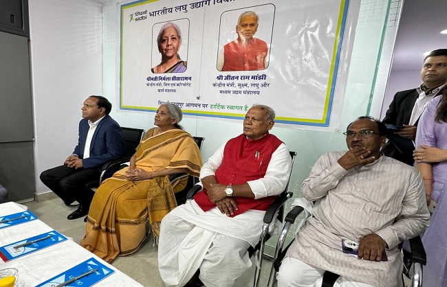 उदयपुर सिडबी कार्यालय में अधिकारियों से बातचीत करते वित्त मंत्री अन्यण उदयपुर सिडबी कार्यालय में अधिकारियों से बातचीत करते वित्त मंत्री अन्यण
