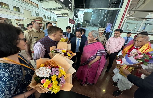 उदयपुर पहुंचने पर एयरपोर्ट पर वित्त मंत्री का स्वाआगत करते भाजपा सांसद उदयपुर पहुंचने पर एयरपोर्ट पर वित्त मंत्री का स्वाआगत करते भाजपा सांसद