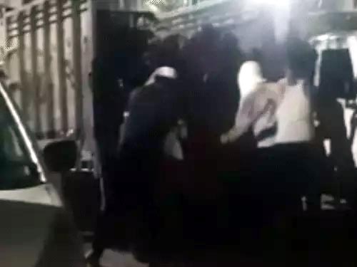 गौ तस्कर गाय को कैंटर में चढ़ाते हुए गौ तस्कर गाय को कैंटर में चढ़ाते हुए