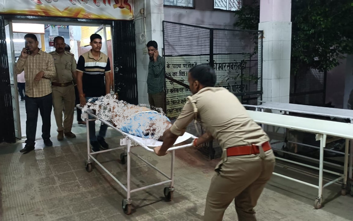जेल में बंदी के आत्महत्या के बाद शव ले जाते जेल कर्मी जेल में बंदी के आत्महत्या के बाद शव ले जाते जेल कर्मी