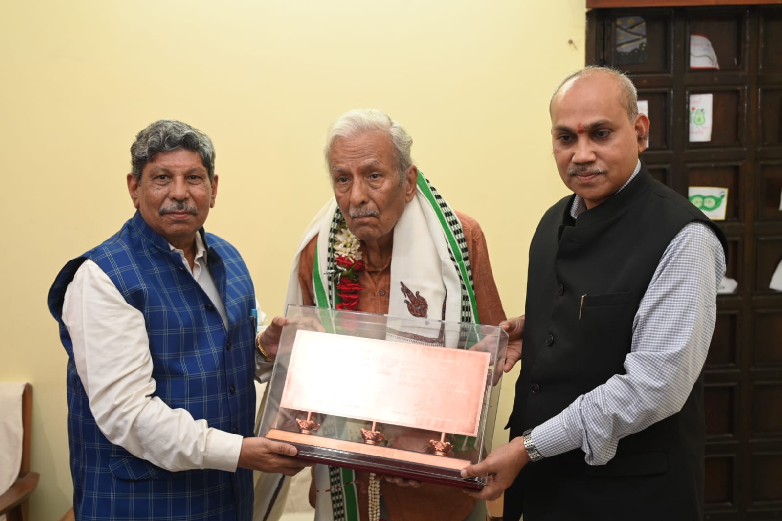 रायपुर में शुक्रवार को प्रख्यात कवि विनोद कुमार शुक्ल को उनके आवास पर साहित्य अकादमी के सर्वोच्च सम्मान महत्तर सदस्यता से अलंकृत करते अध्यक्ष माधव कौशिक और सचिव के. श्रीनिवासराव।