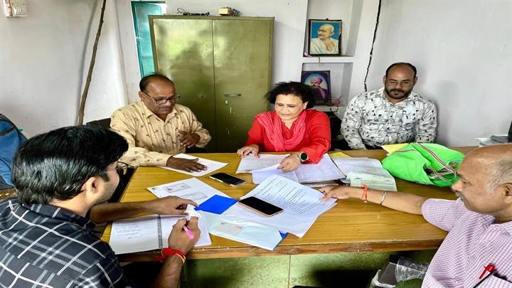जबलपुरः कृषि अधिकारियों ने किया सहकारी समितियों का निरीक्षण जबलपुरः कृषि अधिकारियों ने किया सहकारी समितियों का निरीक्षण
