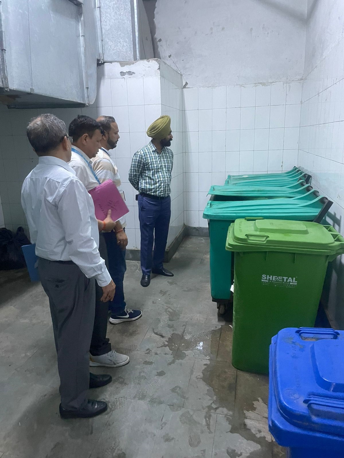 फोटो नंबर-06: गुरुग्राम में बल्क वेस्ट जनरेटर्स की जांच करते नगर निगम गुरुग्राम के अतिरिक्त आयुक्त डा. बलप्रीत सिंह। फोटो नंबर-06: गुरुग्राम में बल्क वेस्ट जनरेटर्स की जांच करते नगर निगम गुरुग्राम के अतिरिक्त आयुक्त डा. बलप्रीत सिंह।