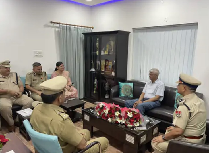अधिकारियाें से चर्चा करते डीजीपी। अधिकारियाें से चर्चा करते डीजीपी।