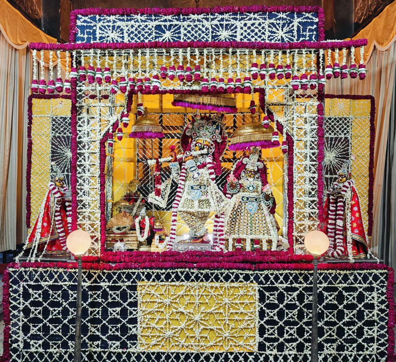 गोविंद देवजी मंदिर में दर्शन पास और जगमोहन पास से प्रवेश केवल सायं 7 बजे तक ही संभव गोविंद देवजी मंदिर में दर्शन पास और जगमोहन पास से प्रवेश केवल सायं 7 बजे तक ही संभव