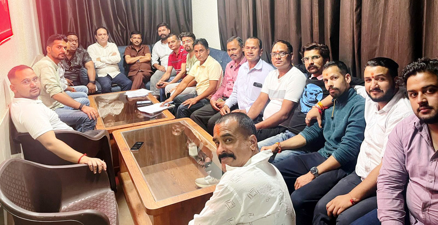 बैठक में उपस्थित श्रीकैंची धाम व्यापार मंडल समिति के पदाधिकारी। बैठक में उपस्थित श्रीकैंची धाम व्यापार मंडल समिति के पदाधिकारी।