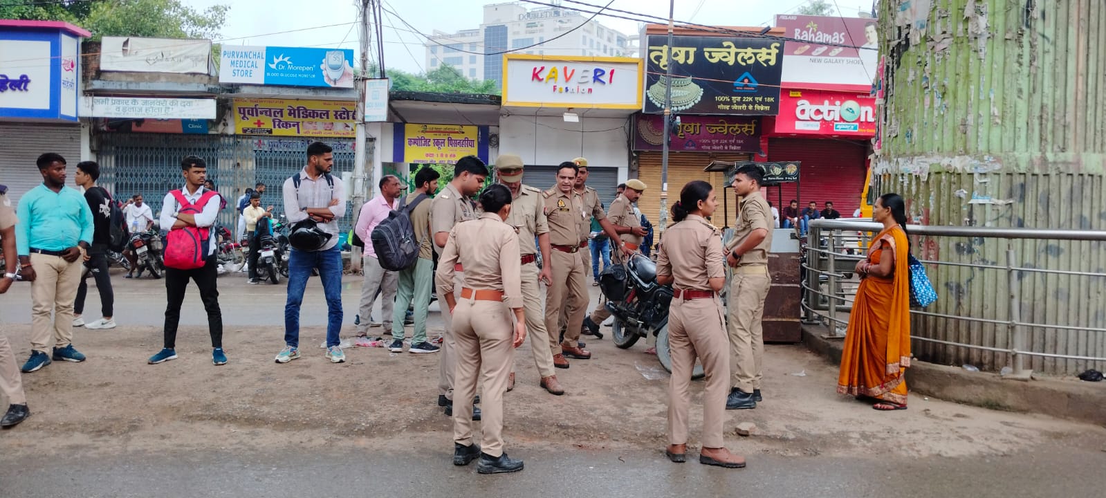 परीक्षा केन्द्रों के बाहर फोर्स,अभ्यर्थियों को जानकारी देते हुए: फोटो बच्चा गुप्ता