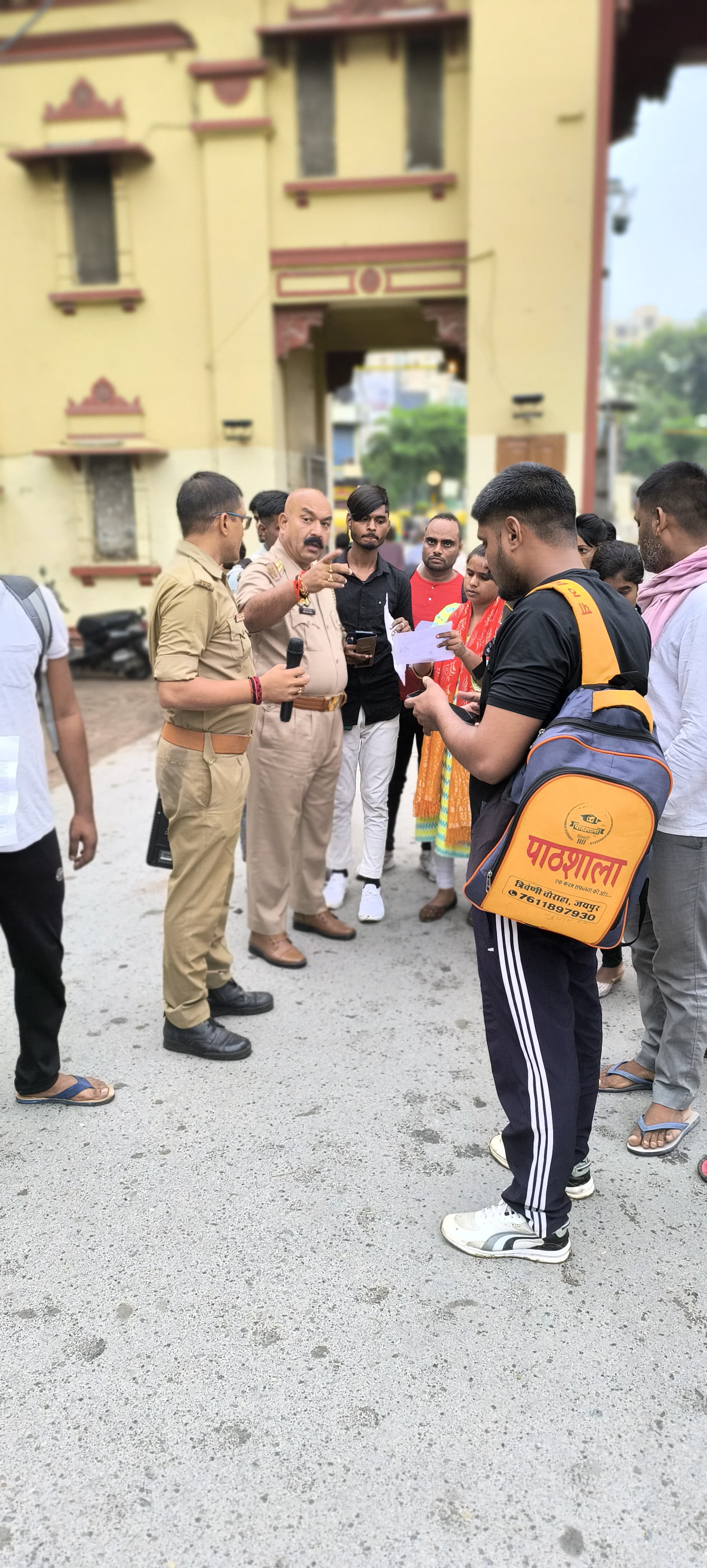 परीक्षा केन्द्रों के बाहर फोर्स,अभ्यर्थियों को जानकारी देते हुए: फोटो बच्चा गुप्ता