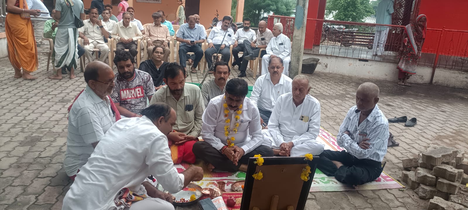 मंदिर निर्माण को लेकर भूमि पूजन के दौरान मौजूद विप्रजन