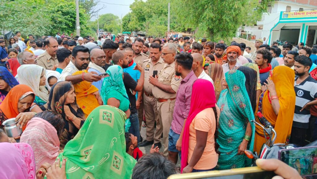 महिला की मौत को संदिग्ध बताकर परिजनों ने दहेज के लिये हत्या का लगाया आरोप महिला की मौत को संदिग्ध बताकर परिजनों ने दहेज के लिये हत्या का लगाया आरोप