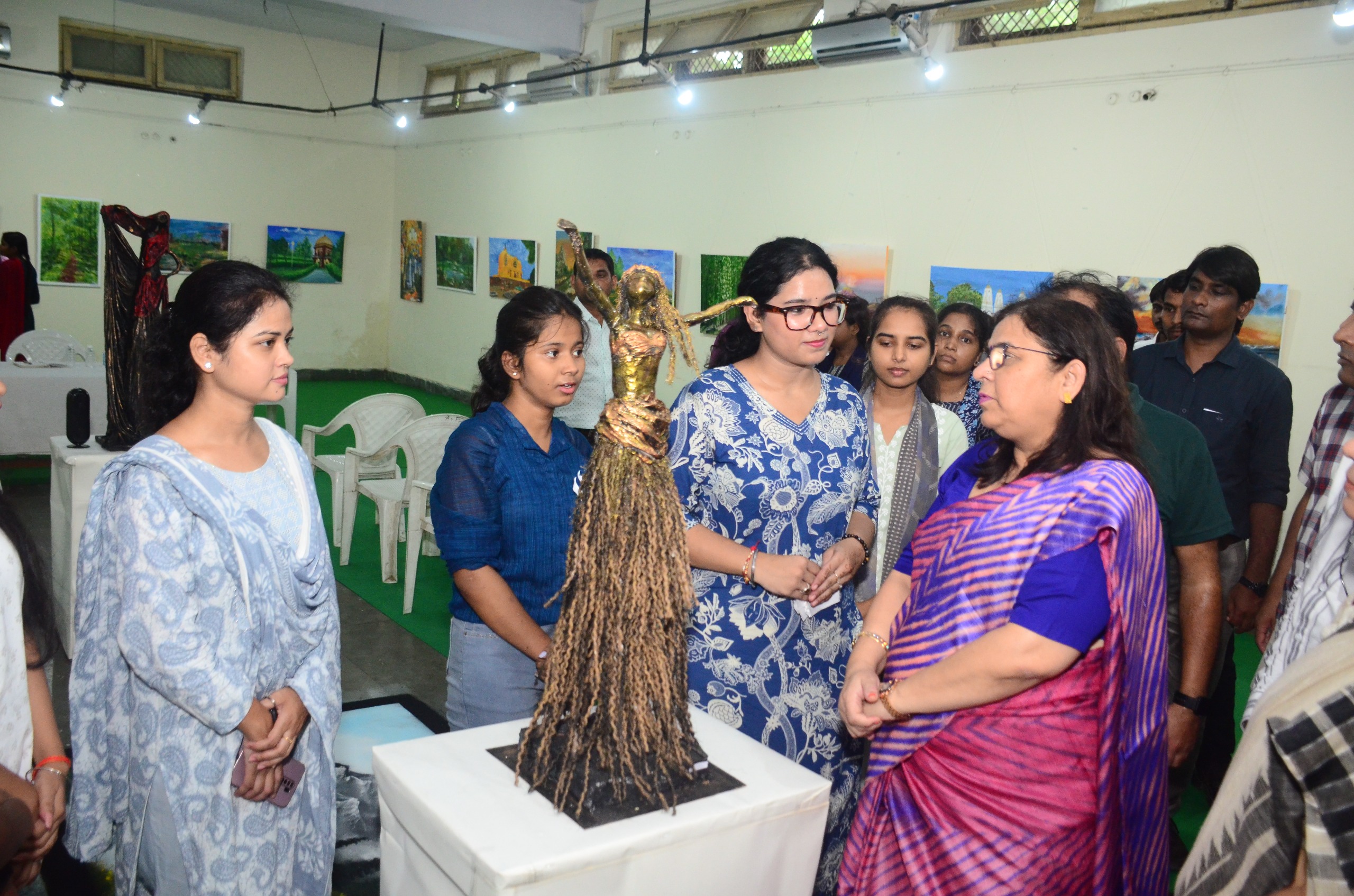 कुलपति ने किया उद्घाटन, कलाप्रेमियों एवं विद्यार्थियों ने दिखाई विशेष रुचि* कुलपति ने किया उद्घाटन, कलाप्रेमियों एवं विद्यार्थियों ने दिखाई विशेष रुचि*