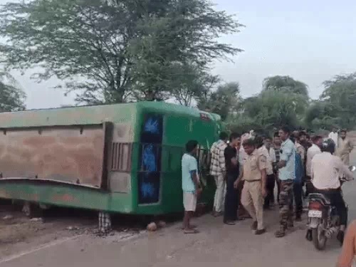 बस बेकाबू होकर पलट गई। बस बेकाबू होकर पलट गई।