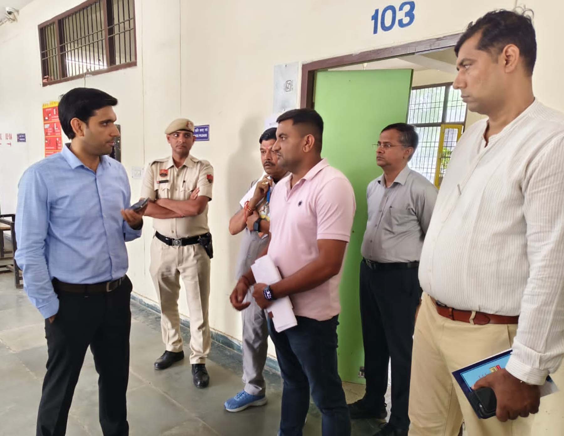 फोटो नंबर-04: राजकीय कन्या महाविद्यालय सेक्टर-14 में बनाए गए मतगणना केंद्र का दौरा करते डीसी निशांत कुमार यादव। फोटो नंबर-04: राजकीय कन्या महाविद्यालय सेक्टर-14 में बनाए गए मतगणना केंद्र का दौरा करते डीसी निशांत कुमार यादव।