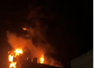 अपार्टमेंट की चौथी मंजिल पर लगी भीषण आग अपार्टमेंट की चौथी मंजिल पर लगी भीषण आग