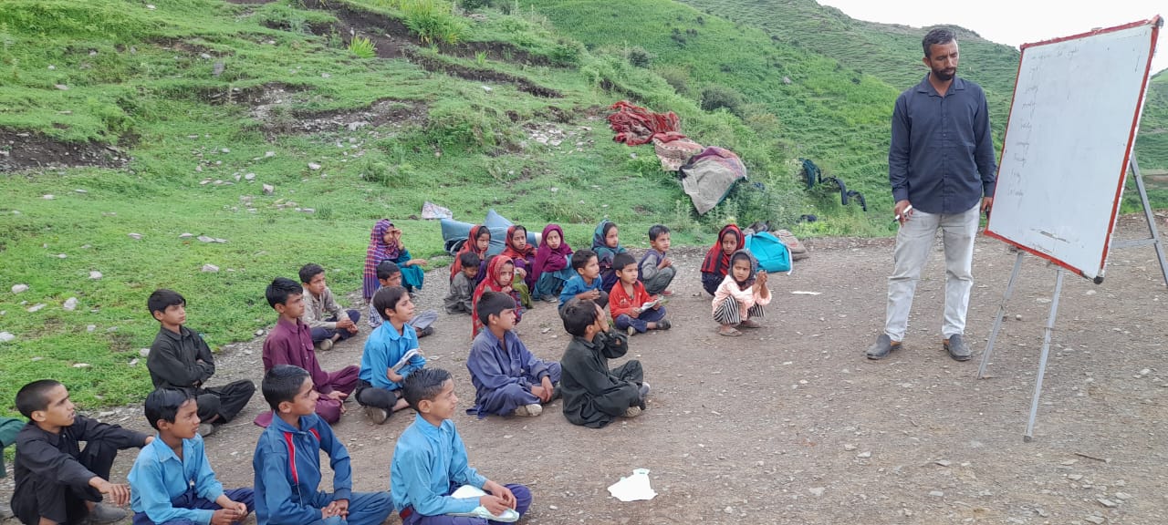 स्थानीय समुदाय के बच्चों के लिए ग्रीष्मकालीन स्कूल शुरू किए