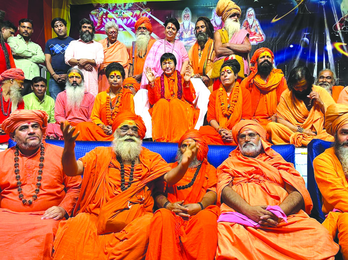घोषणा के दौरान संतगण घोषणा के दौरान संतगण