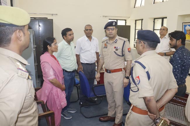 निरीक्षण करते निरीक्षण करते