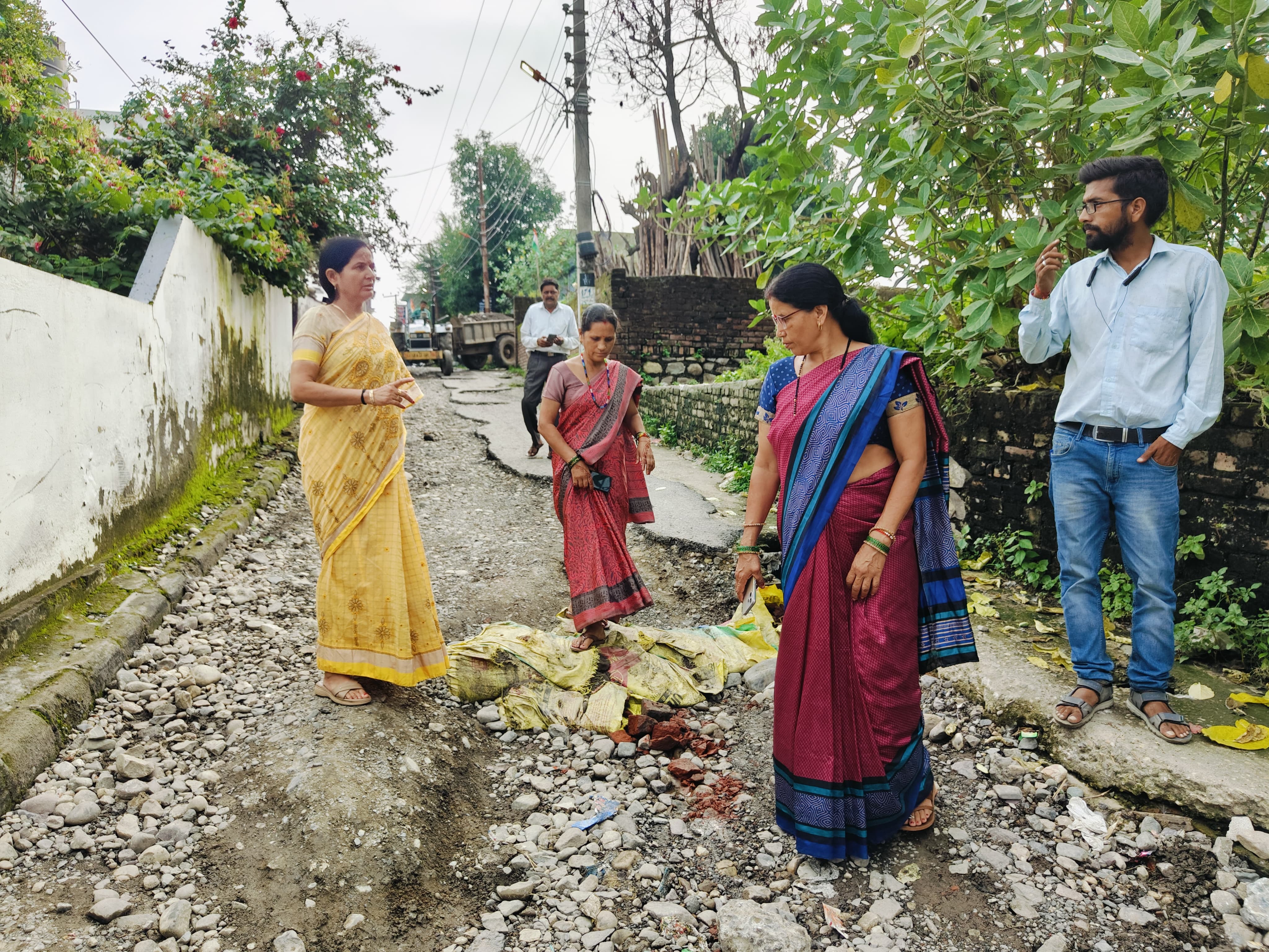 पूर्व नगर निगम महापौर गड्ढे भरवाते हुए