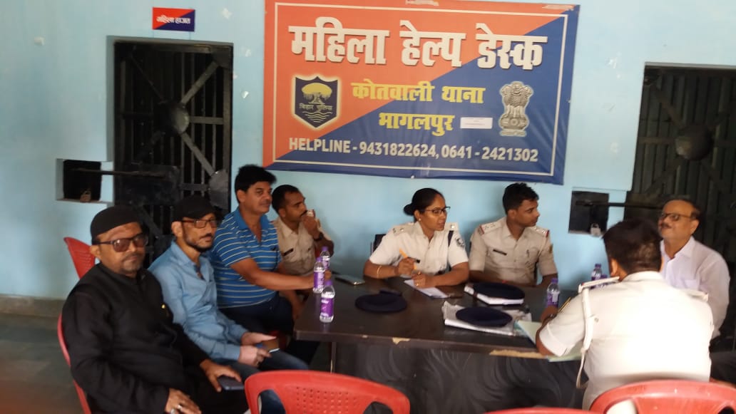 बैठक में शामिल लोग बैठक में शामिल लोग