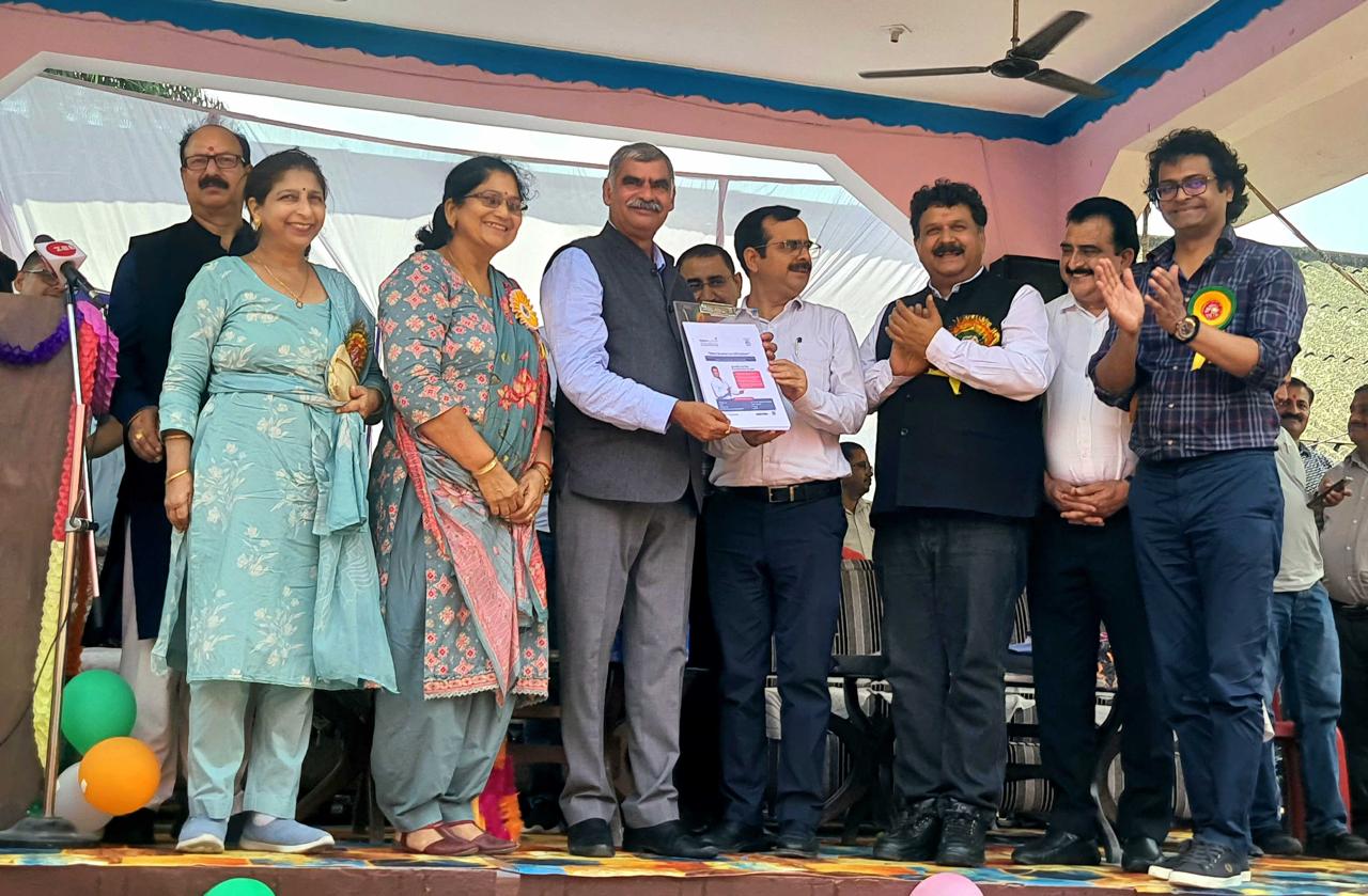 छात्रों को सम्मानित करते हुए विधायक संजय रत्न। छात्रों को सम्मानित करते हुए विधायक संजय रत्न।