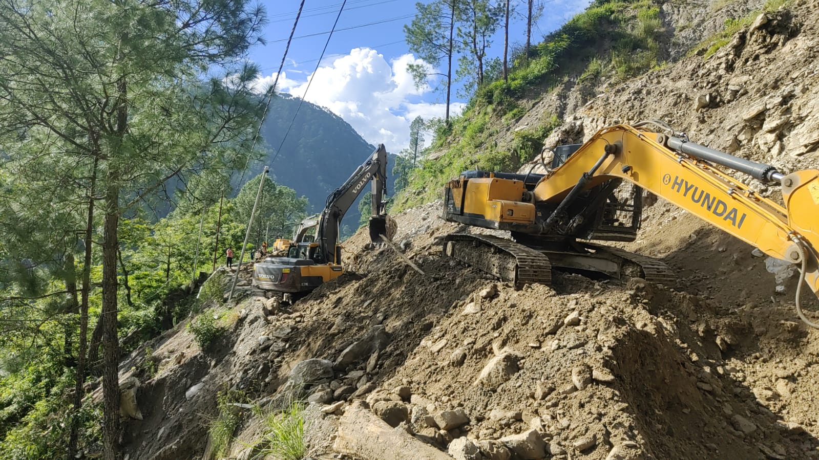 बदरीनाथ हाइवे नंदप्रयाग में बाधित, खोलने में जुटा एनएच। बदरीनाथ हाइवे नंदप्रयाग में बाधित, खोलने में जुटा एनएच।