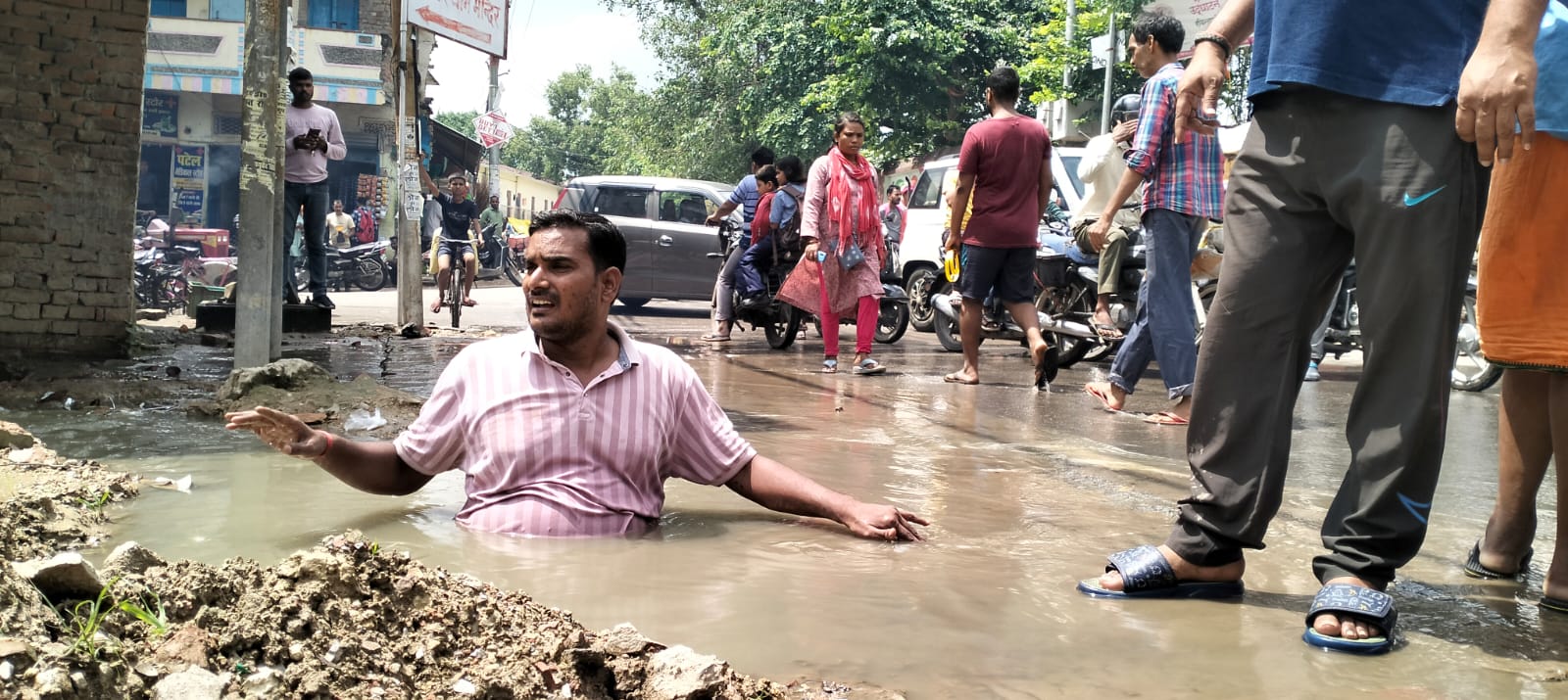 जलभराव वाले सड़क पर सीवर चेंबर में उतर कर विरोध: फोटो बच्चा गुप्ता जलभराव वाले सड़क पर सीवर चेंबर में उतर कर विरोध: फोटो बच्चा गुप्ता