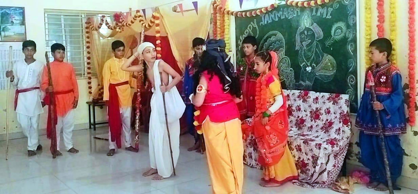 महर्षि विद्या मंदिर ताकुला में सुदामा और श्रीकृष्ण पर आधारित नाटक में कलाकार। महर्षि विद्या मंदिर ताकुला में सुदामा और श्रीकृष्ण पर आधारित नाटक में कलाकार।