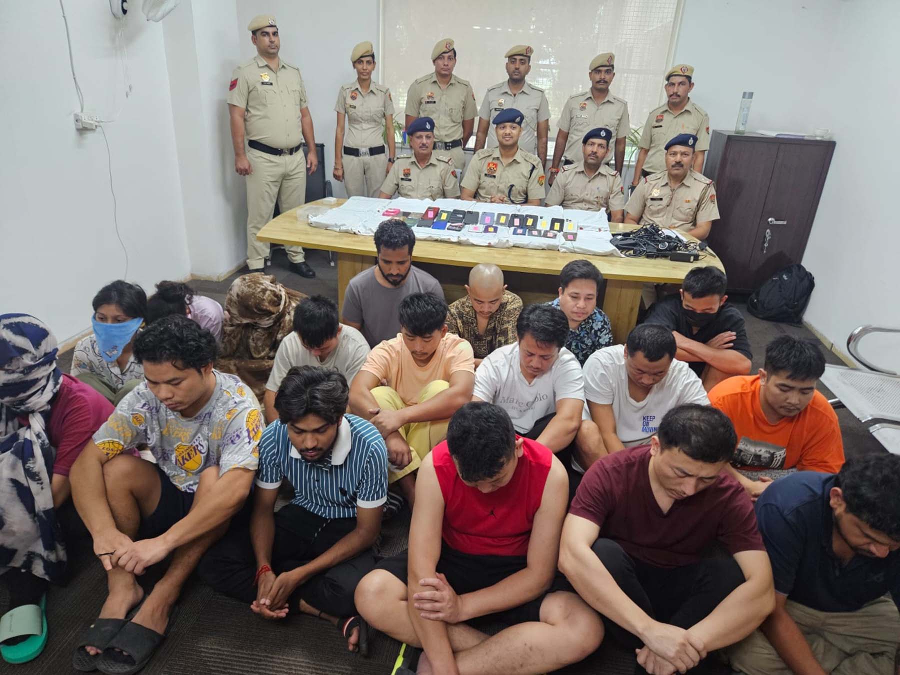 फोटो नंबर-01: गुरुग्राम पुलिस द्वारा फर्जी कॉल सेंटर से गिरफ्तार किए गए आरोपी। फोटो नंबर-01: गुरुग्राम पुलिस द्वारा फर्जी कॉल सेंटर से गिरफ्तार किए गए आरोपी।