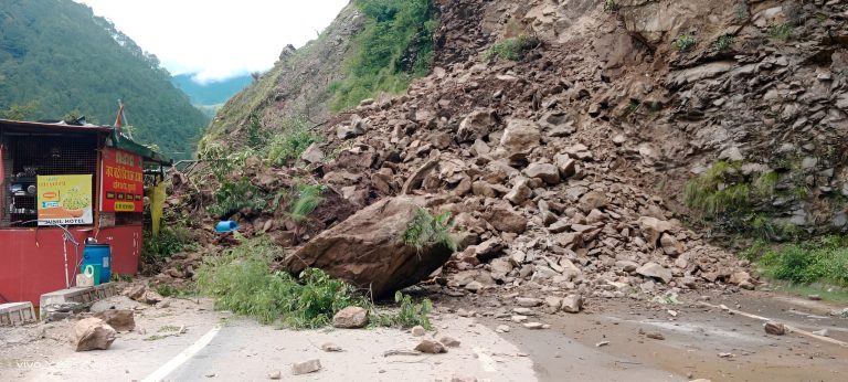 चमोली जिले में बद्रीनाथ राष्ट्रीय राजमार्ग पर पुरसाडी के पास आया मलबा। चमोली जिले में बद्रीनाथ राष्ट्रीय राजमार्ग पर पुरसाडी के पास आया मलबा।