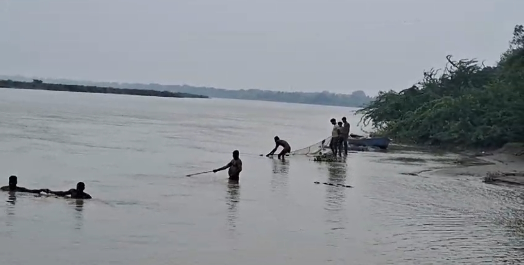 डूबे युवको को खोजते गोताखोर व ग्रामीण डूबे युवको को खोजते गोताखोर व ग्रामीण