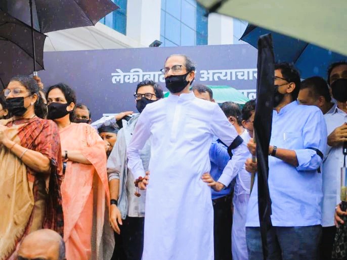 बदलापुर घटना का विरोध जताते हुए उद्धव ठाकरे और शिवसैनिक