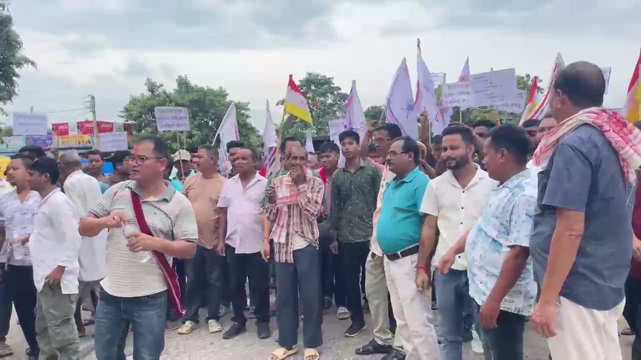संदिग्ध नागरिकों के खिलाफ विरोध प्रदर्शन संदिग्ध नागरिकों के खिलाफ विरोध प्रदर्शन