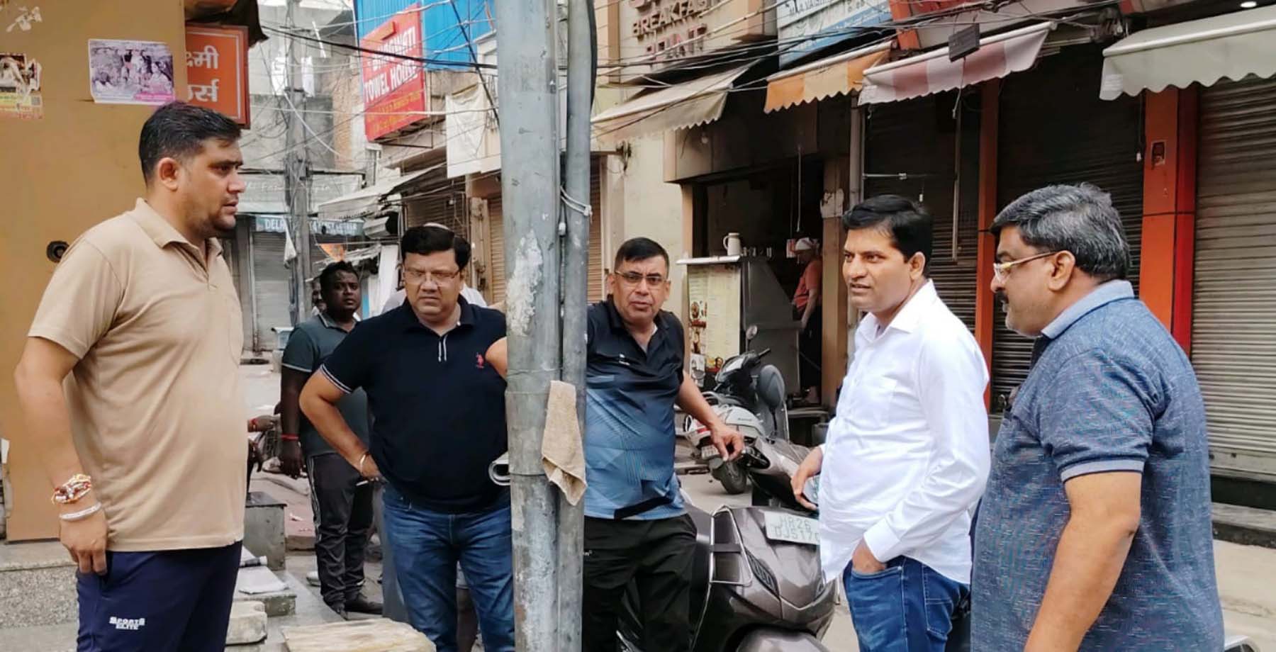 फोटो नंबर-03: गुरुग्राम के सदर बाजार में निरीक्षण करते संयुक्त आयुक्त विजय यादव। फोटो नंबर-03: गुरुग्राम के सदर बाजार में निरीक्षण करते संयुक्त आयुक्त विजय यादव।