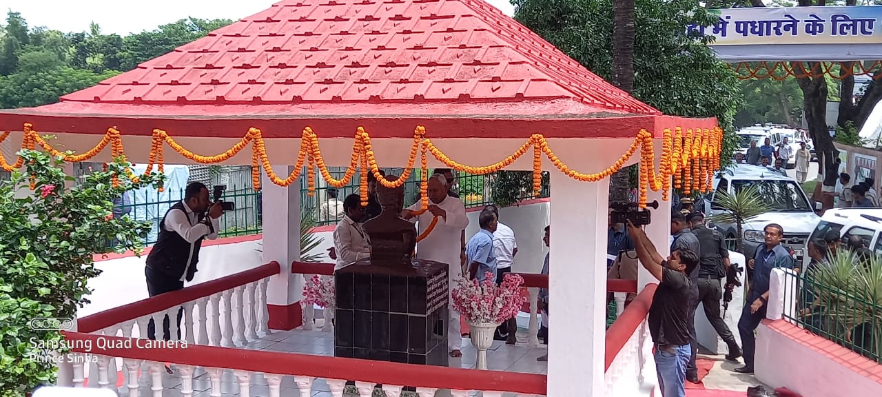 स्व भोला पासवान शास्त्री को माल्यार्पण करते हुए स्व भोला पासवान शास्त्री को माल्यार्पण करते हुए