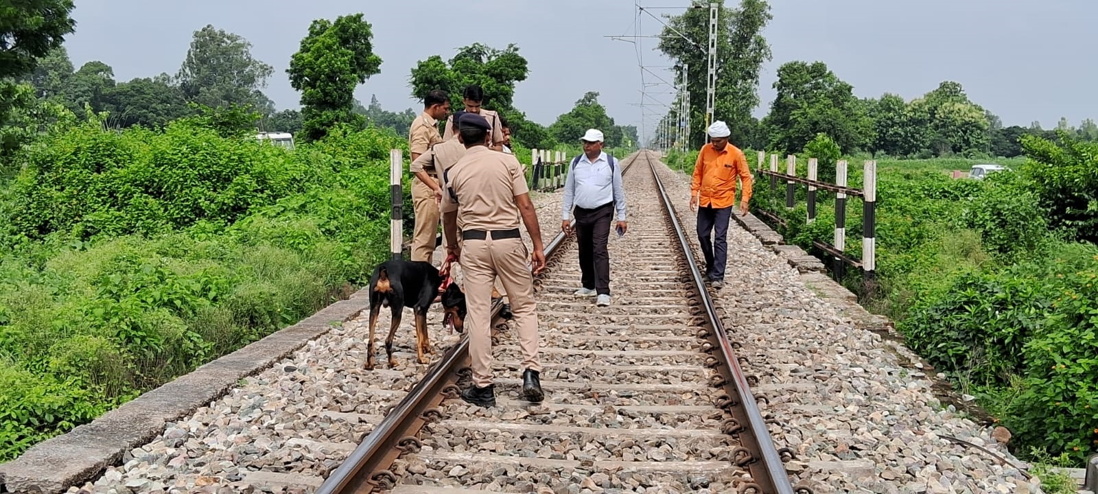 रेल पटरी पर जांच करती आरपीएफ की टीमें