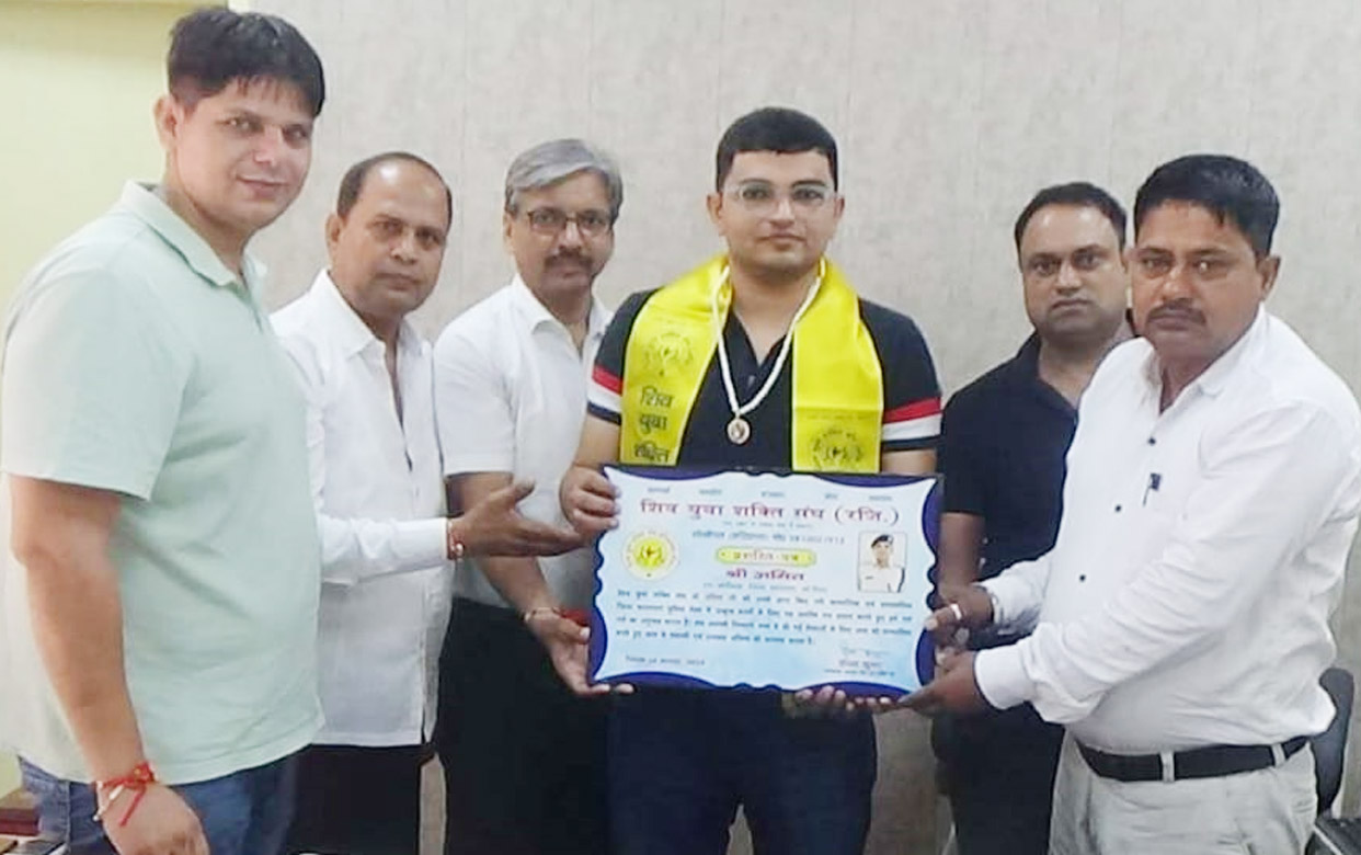 24 Snp-             1    सोनीपत: शिव युवा शक्ति संघ संस्थापक दीपक  कुमार अधिकारियों को सम्मानित करते हुए