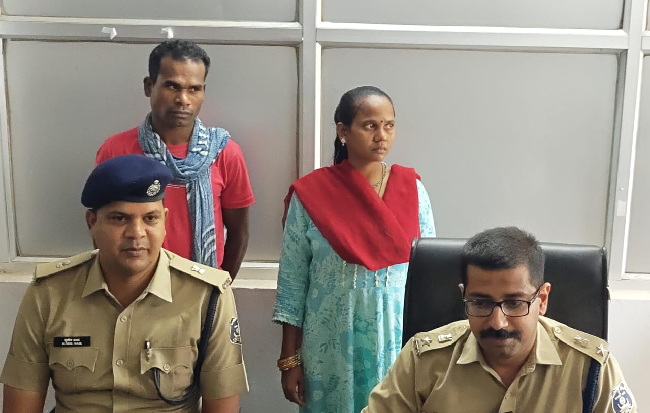 दांए से पहले क्रम पर एसपी आंजनेय वार्ष्णेय के पास नक्सली टिकेश व उसकी पत्नी प्रमिला। दांए से पहले क्रम पर एसपी आंजनेय वार्ष्णेय के पास नक्सली टिकेश व उसकी पत्नी प्रमिला।