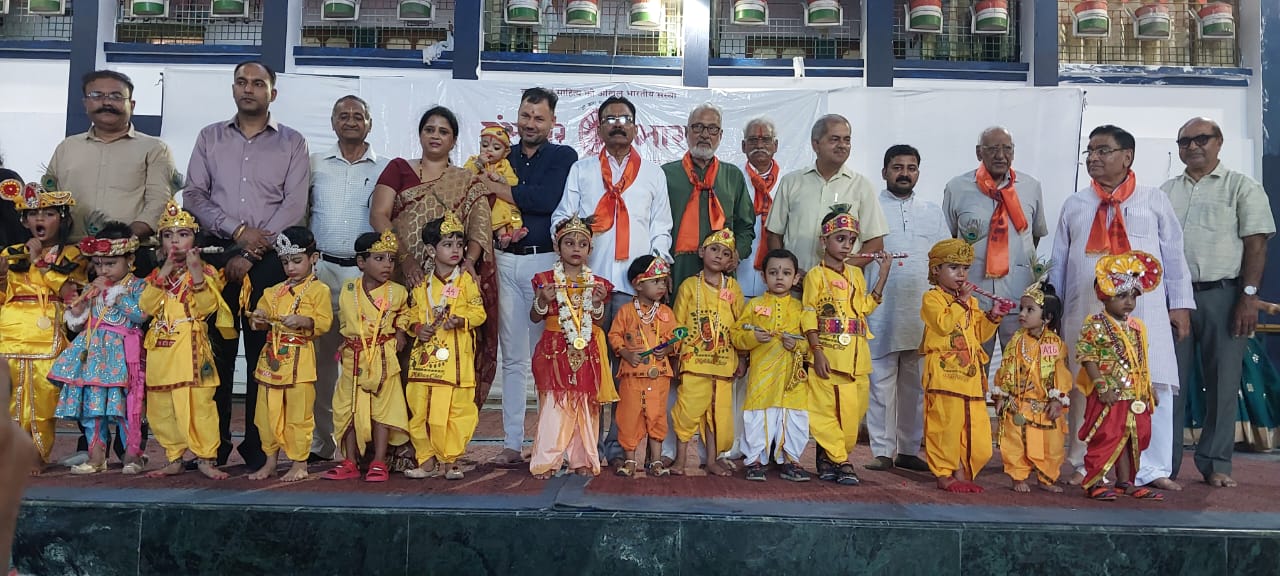 राधा-कृष्ण स्वरूप साज-सज्जा प्रतियोगिता का आयोजन किया गया। राधा-कृष्ण स्वरूप साज-सज्जा प्रतियोगिता का आयोजन किया गया।