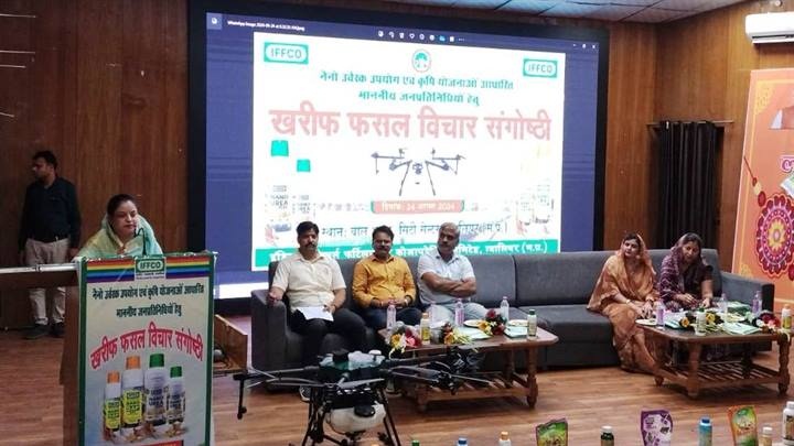 पैदावार बढ़ाने व मिट्टी की सेहत बेहतर रखने के लिए अपनाएं नैनो उर्वरकः दुर्गेश कुँवर सिंह पैदावार बढ़ाने व मिट्टी की सेहत बेहतर रखने के लिए अपनाएं नैनो उर्वरकः दुर्गेश कुँवर सिंह