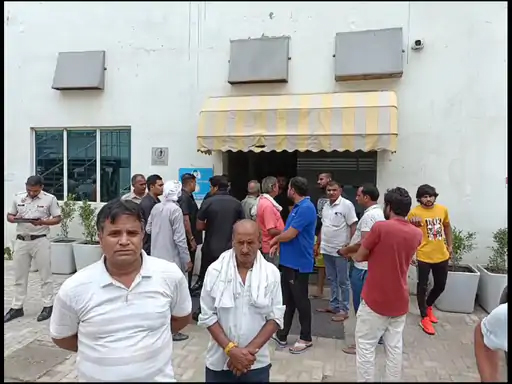 अस्पताल के बाहर जमा मरीज के परिजन। अस्पताल के बाहर जमा मरीज के परिजन।