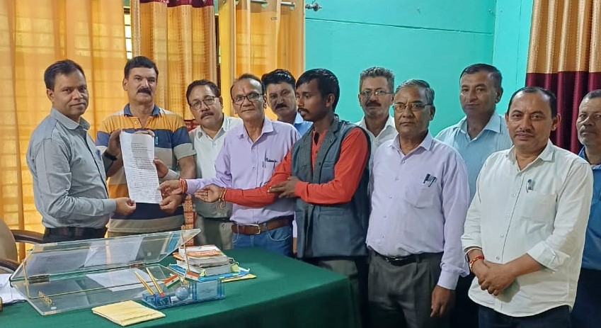 लोकजात के मार्ग पर सुधारीकरण की मांग को लेकर ज्ञापन सौंपते हुए। लोकजात के मार्ग पर सुधारीकरण की मांग को लेकर ज्ञापन सौंपते हुए।