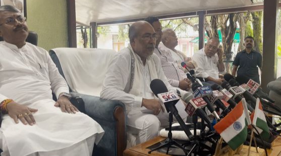 संवाददाता सम्मेलन को संबोधित करते हुए मणिपुर के मुख्यमंत्री एन बीरेन सिंह। संवाददाता सम्मेलन को संबोधित करते हुए मणिपुर के मुख्यमंत्री एन बीरेन सिंह।