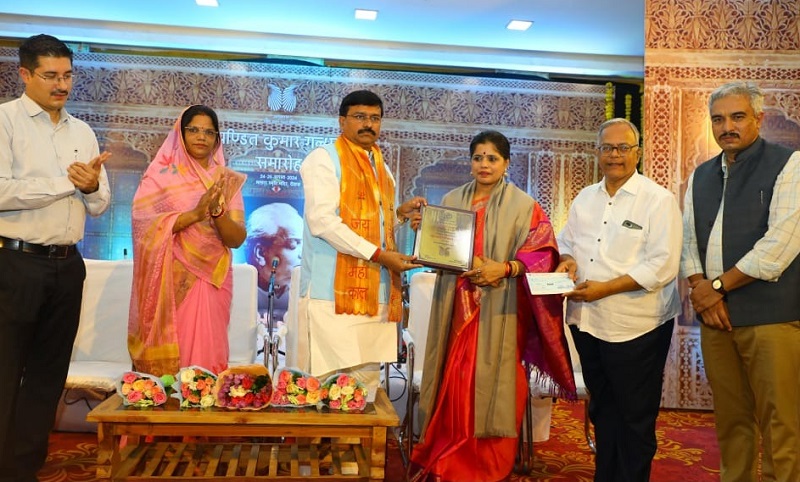 प्रसिद्ध गायिका सुधा रघुरामन राष्ट्रीय कुमार गंधर्व सम्मान से विभूषित प्रसिद्ध गायिका सुधा रघुरामन राष्ट्रीय कुमार गंधर्व सम्मान से विभूषित