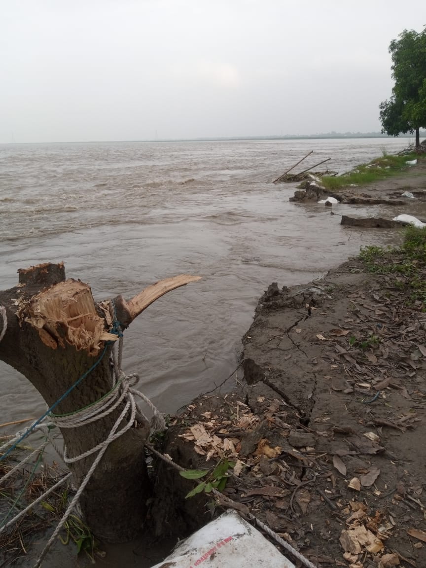 कटाव करती गंडक नदी
