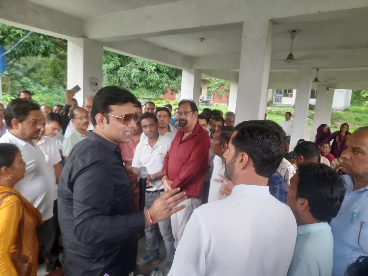 लोगों की समस्याएं सुनते हुए पर्यटन निगम के अध्यक्ष आरएस बाली। लोगों की समस्याएं सुनते हुए पर्यटन निगम के अध्यक्ष आरएस बाली।