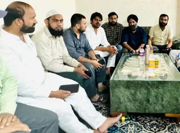 व्यापारियों ने कारोबारी के घर पहुंच कर उन्हें सांत्वना दी। व्यापारियों ने कारोबारी के घर पहुंच कर उन्हें सांत्वना दी।