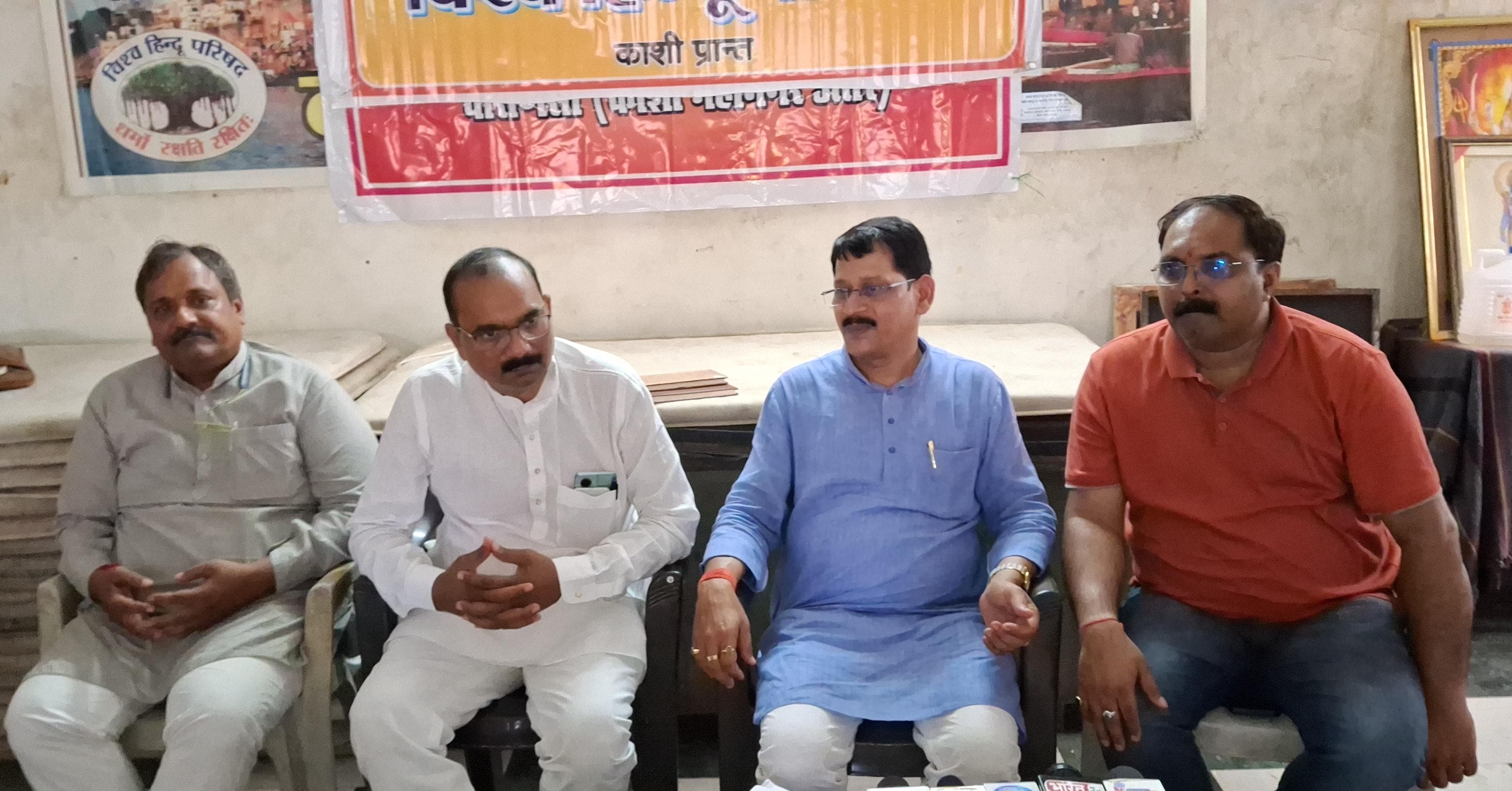 विश्व हिन्दू परिषद की ध्येय यात्रा की जानकारी देते पदाधिकारी: फोटो बच्चा गुप्ता विश्व हिन्दू परिषद की ध्येय यात्रा की जानकारी देते पदाधिकारी: फोटो बच्चा गुप्ता
