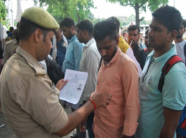 केन्द्र पर परीक्षार्थी की जांच करते पुलिसकर्मी केन्द्र पर परीक्षार्थी की जांच करते पुलिसकर्मी
