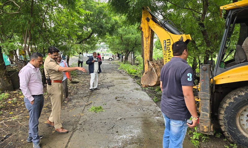 इंदौरः अवैध कालोनी विकसित करने वालों पर बड़ी कार्रवाई, 150 करोड़ की शासकीय भूमि से हटाया अतिक्रमण इंदौरः अवैध कालोनी विकसित करने वालों पर बड़ी कार्रवाई, 150 करोड़ की शासकीय भूमि से हटाया अतिक्रमण